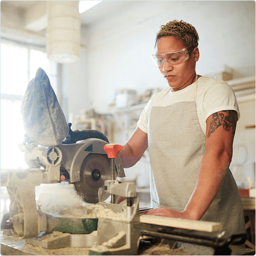 Entrepreneur au travail dans son atelier